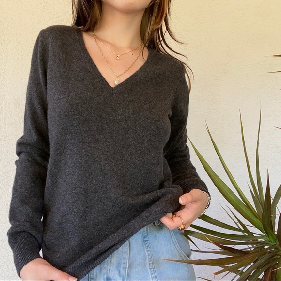 100% Cashmere v-neck sweater (crosslist on depop) - Picture 3 of 4